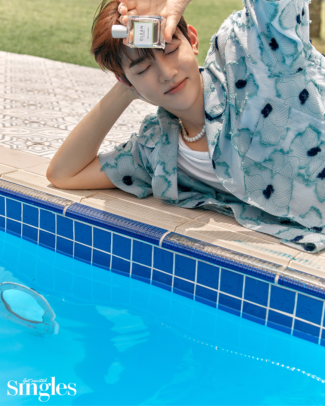 하오가 클린의 향수와 함께 촬영한 싱글즈 화보